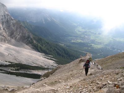 Links das Gamskar, in dem der Steig von Ehrwald hoch kommt