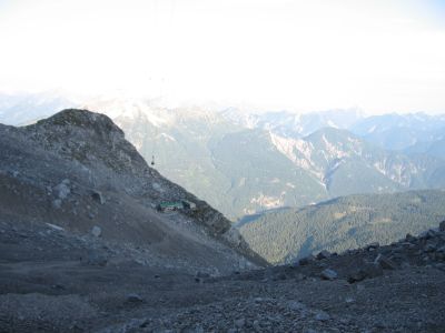 Die Wiener Neustädter Hütte und die Ehrwalder Zugspitzbahn vom Einstieg des Stopselziehers