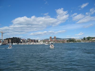 Wieder in Oslo. Hafen mit Rathaus.