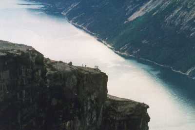 Basejumper beim Absprung.