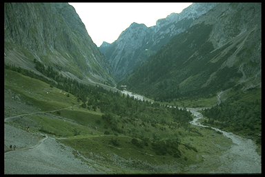 Blick zurück ins Höllental mit Hütte